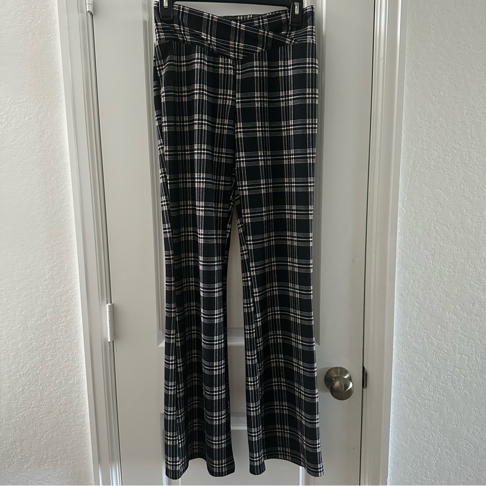 Maurices Womens XS Black & White Plaid Flare Pants 97% Polyester 3% Spandex - Picture 2 of 8